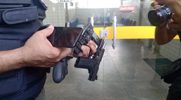  Uma arma de fogo pertencia ao sargento e as outras duas foram encontradas com os suspeitos.(Imagem:Lívia Ferreira /g1 )