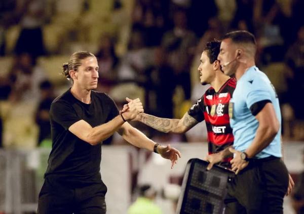 Filipe Luís e Pedro se cumprimentam em jogo do Flamengo.(Imagem:Adriano Fontes / Flamengo)