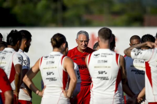 Tite em treino do Flamengo em 2023.(Imagem:Marcelo Cortes / CRF)