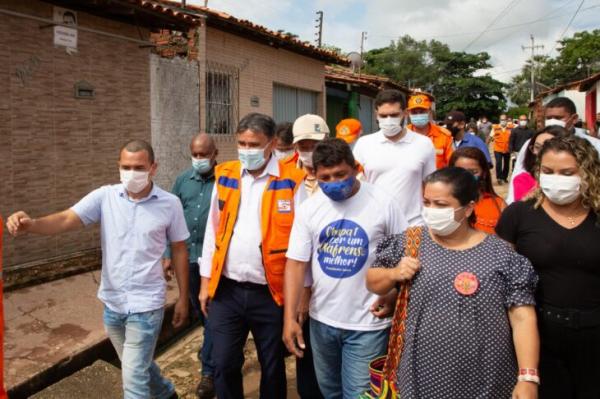 Chefe do Executivo estadual visitou ruas alagadas, a Casa de Bombeamento de Água da Av. Boa Esperança e as escolas que estão recebendo as famílias desabrigadas.(Imagem:Divulgação)