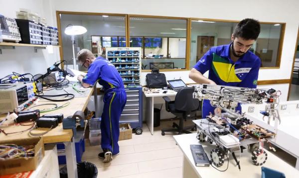 Estudantes do ensino profissionalizante que participar&atilde;o do WorldSkills 2017 se preparam para a competi&ccedil;&atilde;o no Centro de Treinamento do Senai-DF(Imagem:Marcelo Camargo/Ag&ecirc;ncia Brasil)