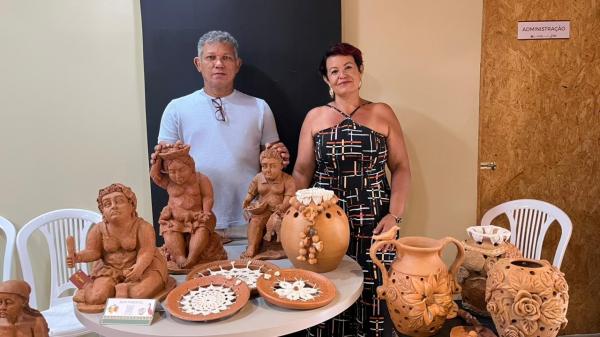 Artes&atilde;o Jean Carlos e artes&atilde; Edilene Carvalho, no evento Viv&ecirc;ncias do Artesanato.(Imagem:Ascom Sudarpi)