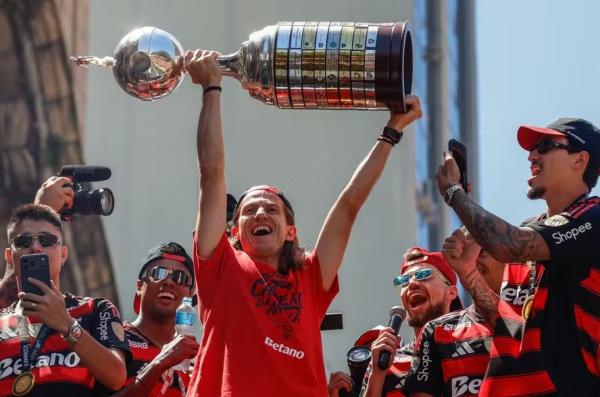 Filipe Luís ergue uma réplica da taça da Libertadores na festa do Flamengo em comemoração ao título.(Imagem:Gabriel de Paiva)