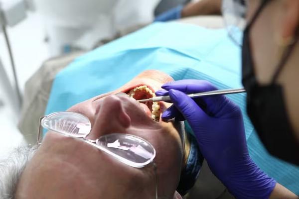 3,5 mil implantes dentários serão ofertados de forma gratuita em 12 cidades do PI; triagem começa nesta quarta (6).(Imagem:Diegotoralabad para Pixabay)