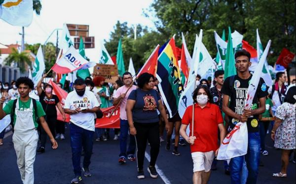 Alunos e professores do IFPI e UFPI param ruas e realizam manifestação contra cortes na educação.(Imagem:Renato Andrade/Cidadeverde.com)