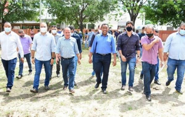 Joel e deputado Hélio Isaías visitam obras de reforma da praça Idelfonso Ramos(Imagem:SECOM)