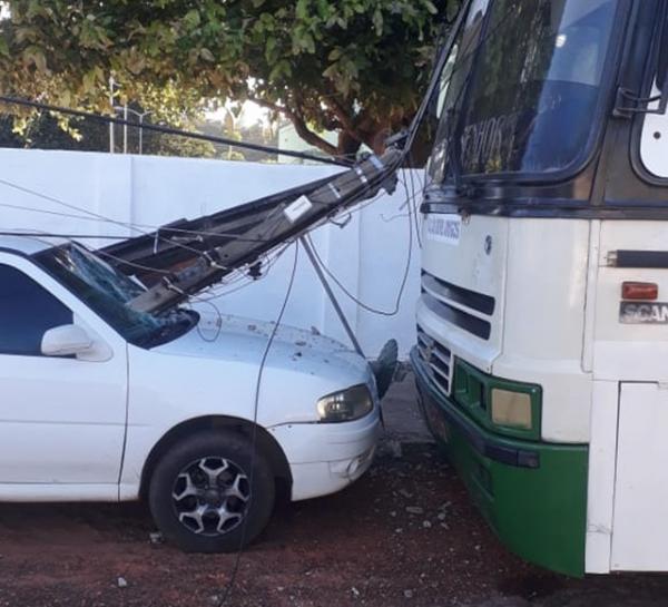 Poste cai sobre dois veículos após caminhão arrastar afiação no Piauí(Imagem:Reprodução)