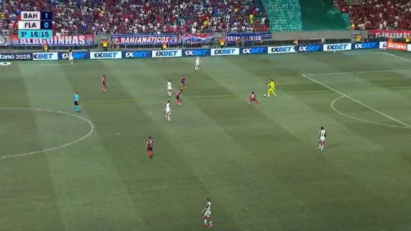 Flamengo tenta equilibrar expulsão com Rossi fazendo saída de bola.(Imagem:Reprodução)