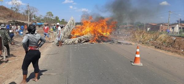 Moradores interditam estrada em protesto contra reintegração de posse em Teresina(Imagem:Divulgação)