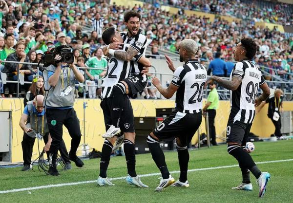 Jogadores do Botafogo comemoram o gol de Jair no Seattle Sounders pela Copa do Mundo de Clubes 2025.(Imagem:Buda Mendes/Getty Images)