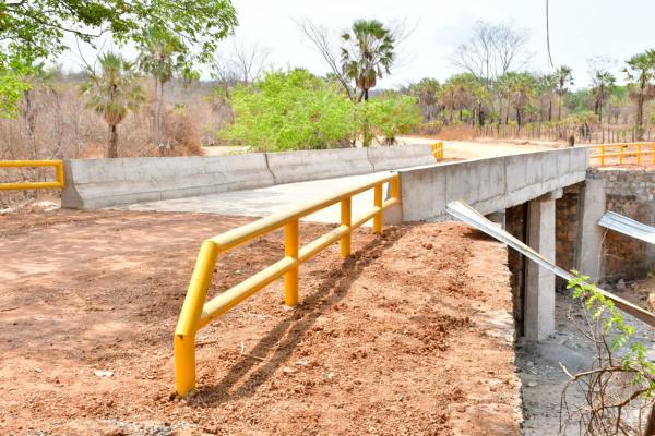  Vereadores de Floriano participam de entrega da ponte que dá acesso à localidade Saco.(Imagem:CMF)