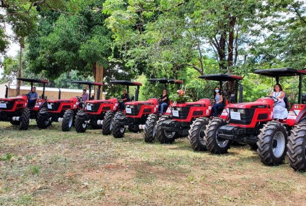 Governo do Piauí entrega tratores e kits de irrigação para agricultura familiar.(Imagem:Divulgação)