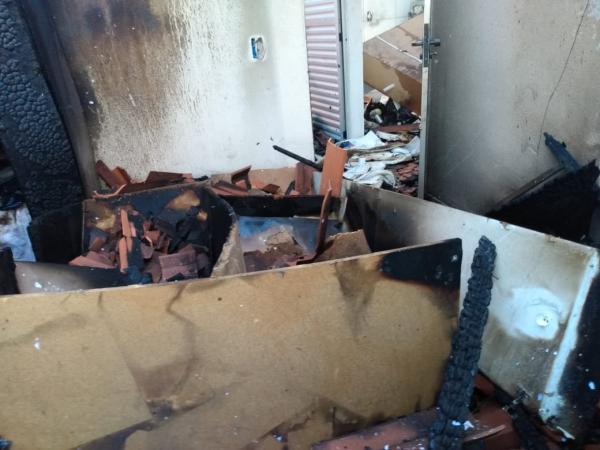 Casa ficou destruída após incêndio no Residencial Cajueiro, em Floriano.(Imagem:FlorianoNews)