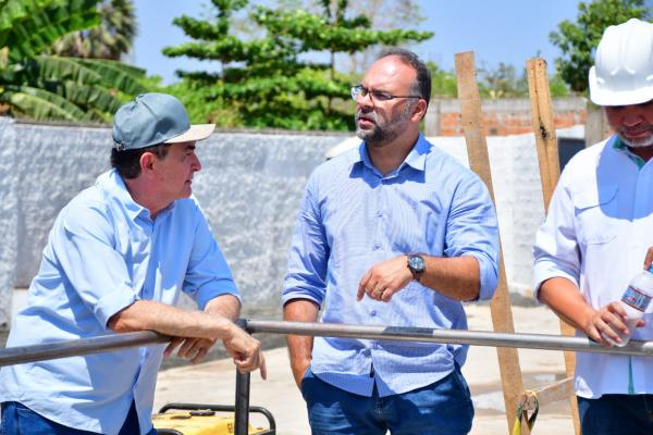 Vereadores de Floriano acompanham visita a obra do Esgotamento Sanitário no município(Imagem:CMF)