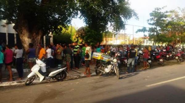 Público forma fila no primeiro dia de inscrições no Minha Casa Minha Vida em Floriano.(Imagem:FlorianoNews)