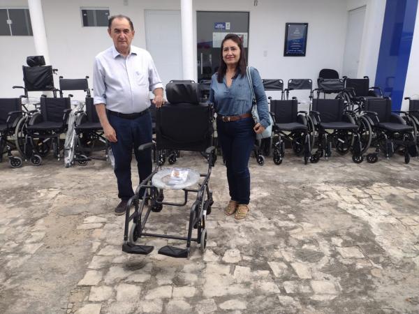Entrega de dispositivos de locomoção beneficia moradores de Floriano.(Imagem:FlorianoNews)