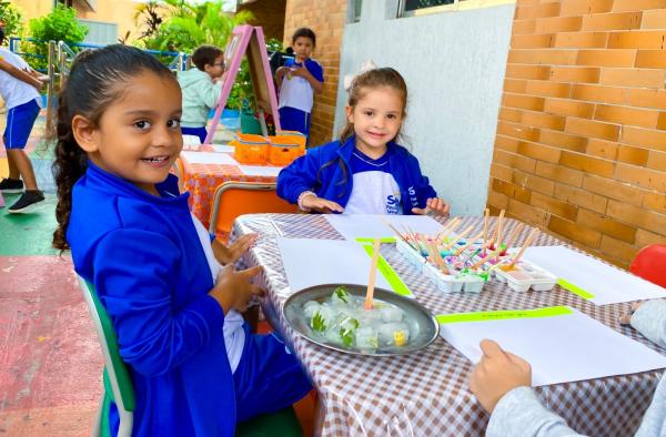 Alunos da Educação Infantil do Sesc Centro Educacional de Teresina participam de atividades lúdicas, onde constroem o conhecimento usando materiais não estruturados.(Imagem:Divulgação)