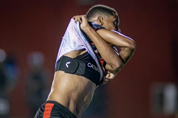 Iury Castilho comemora gol no Ba-Vi.(Imagem:Victor Ferreira / EC Vitória)