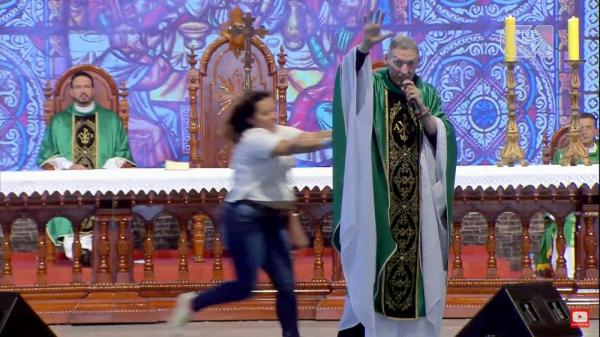 Mulher empurrou padre durante missa na Canção Nova.(Imagem:Reprodução)