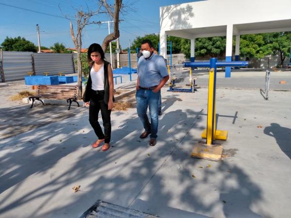 Prefeito Joel visita obras da academia popular no Conjunto Novo Retiro(Imagem:FlorianoNews)