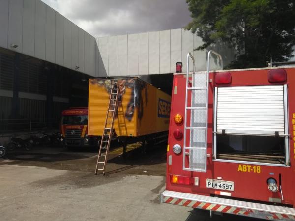 Incêndio atinge caminhão dentro dos Correios na Zona Sul de Teresina(Imagem:Divulgação)