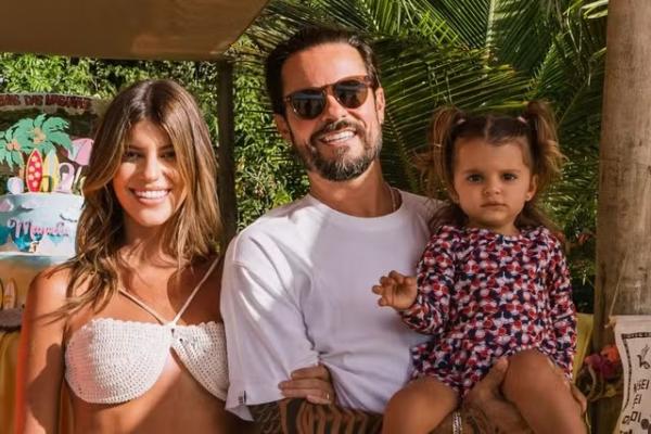 Paulinho Vilhena e Maria Luiza Vilhena com a filha do casal, Manoela.(Imagem: Instagram)