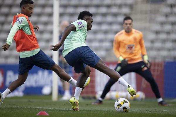  Rodrygo e Vinicius Junior em ação no treino da seleção brasileira.(Imagem: Lucas Figueiredo/CBF )