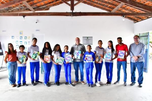 Prefeitura de Floriano entrega material didático complementar a alunos da rede municipal (Imagem:Secom)