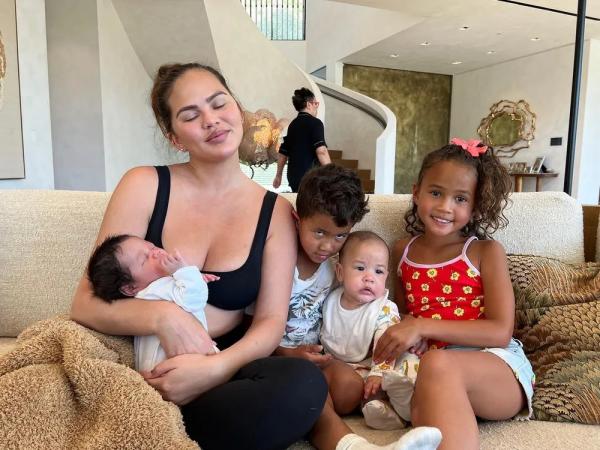 Chrissy Teigen e os filhos.(Imagem:Reprodução/Instagram)