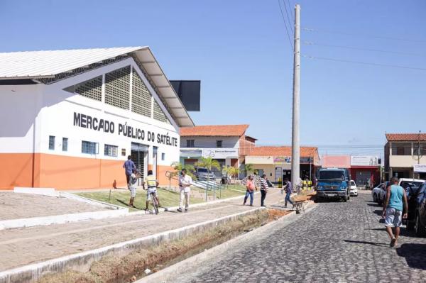 Segundo a Polícia Militar, o crime aconteceu por volta de 12h40. O rapaz estava dentro do Mercado do Satélite quando dois homens chegaram ao local em uma moto. Eles desceram, entra(Imagem:Reprodução)