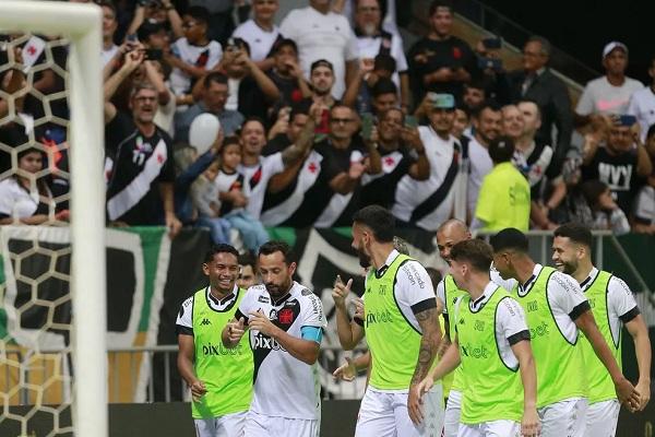 Nenê, do Vasco, comemora gol marcado contra o Trem.(Imagem:Daniel Ramalho / CRVG)