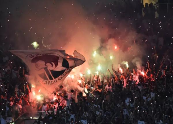  Torcida do Fluminense com sinalizadores no Maracanã (Fluminense x Fortaleza).(Imagem: André Durão )