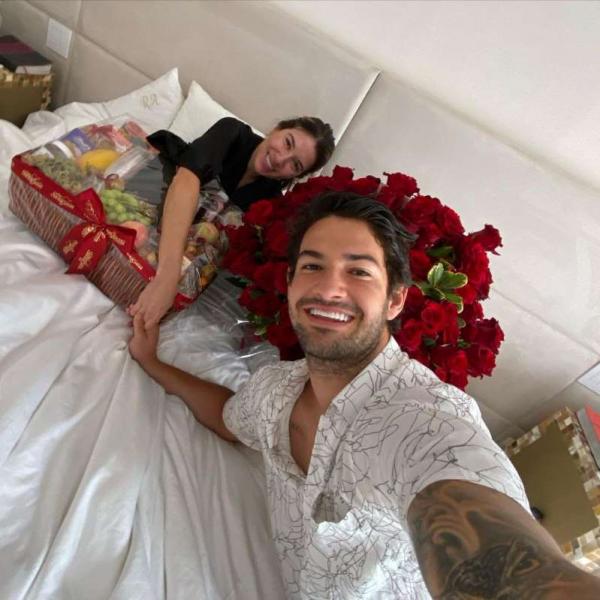 Em junho, Pato e Rebeca celebraram o primeiro ano de casados e, para marcar a data o atacante fez um post no Instagram, mostrando fotos da comemoração. 