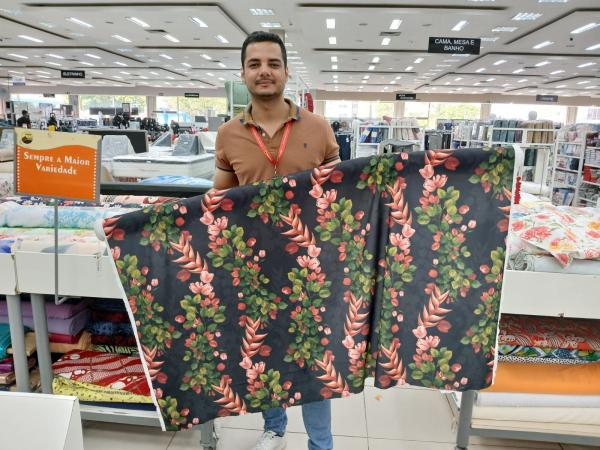 Ramires, chefe do setor de tecidos.(Imagem:FlorianoNews)