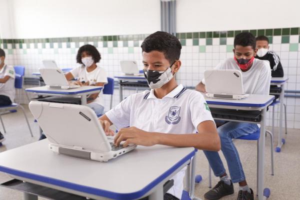 Prefeitura entre computadores portáteis a escola de Teresina.(Imagem:Ascom PMT)