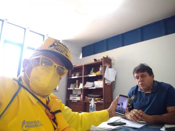 Repórter Amarelinho e o diretor da Agespisa, Carlão(Imagem:FlorianoNews)