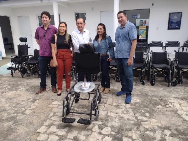Entrega de dispositivos de locomoção beneficia moradores de Floriano.(Imagem:FlorianoNews)