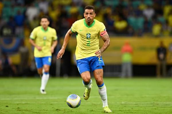 Danilo em Brasil x Uruguai pelas Eliminatórias da Copa.(Imagem:Richard Callis/Eurasia Sport Images/Getty Images)