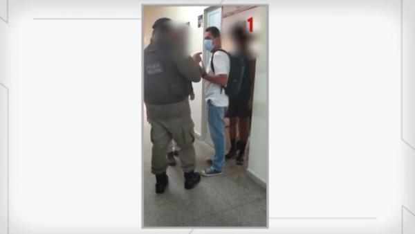  Policiais abordam estudante da UFDPar em sala de aula por desenhar em banco. (Imagem:Reprodução)