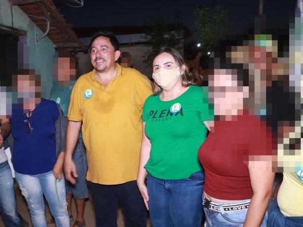 Prefeito Walter Ribeiro Alencar, de Agricolândia, e a esposa, candidata a prefeita de Lagoinha do Piauí, Kelly Alencar, é preso suspeito de crime eleitoral.(Imagem:Reprodução/Redes sociais)