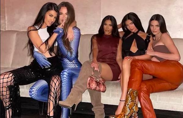 As cinco irmãs do clã Kardashian-Jenner: Kourtney Kardashian, Khloé Kardashian, Kim Kardashian, Kylie Jenner e Kendall Jenner.(Imagem: Instagram)