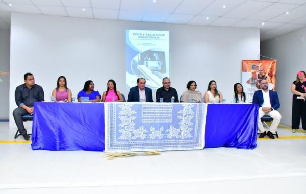 Vereador Joab Curvina participa do lançamento de livro produzido por alunos do PIBID da UFPI(Imagem:Reprodução/Instagram )