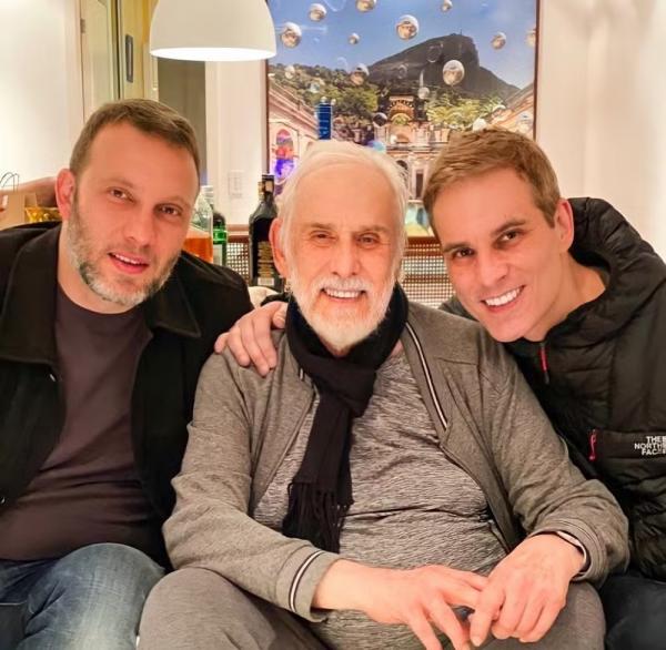 Francisco Cuoco com os filhos Rodrigo e Diogo.(Imagem: Reprodução/Instagram)
