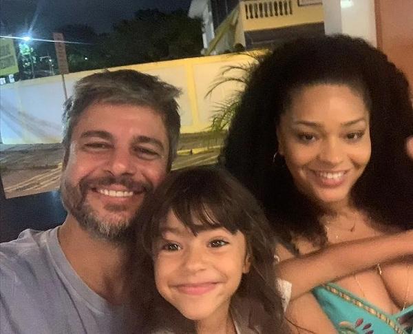 Juliana Alves ao lado de Ernani e a filha do casal, Yolanda.(Imagem:Reprodução / Instagram)