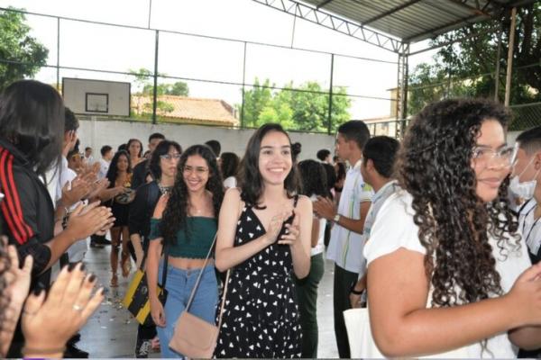 Alunos da escola tempo integral João Henrique comemoram a aprovação no vestibular.(Imagem:Divulgação)