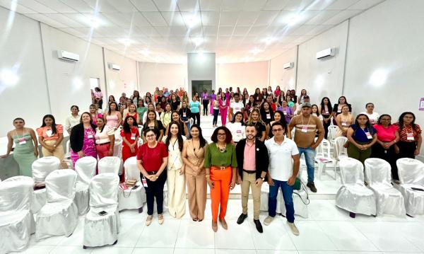 Evento reúne autoridades e lideranças locais para debater igualdade de gênero e preparar propostas para a etapa estadual da conferência.(Imagem:Divulgação)