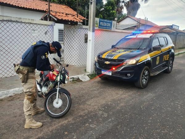 A condutora não portava nenhuma documentação e o veículo apresentava sinais de adulteração.(Imagem:Divulgação/PRF)