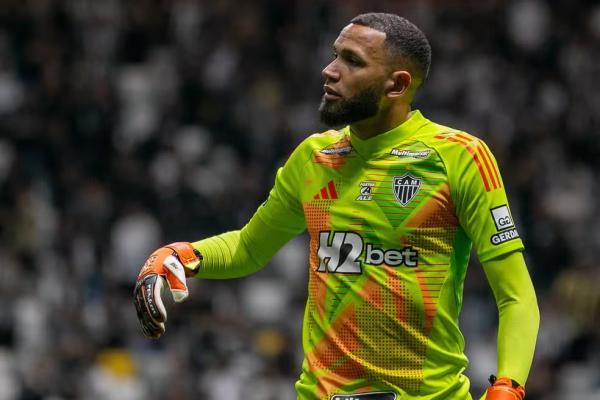 Everson, do Atlético-MG, pega pênalti contra o Flamengo.(Imagem: Fernando Moreno/Agif)