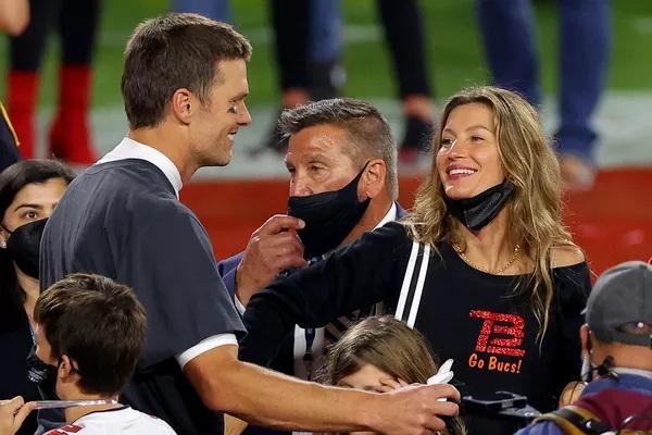 Tom Brady comemorando com Gisele Bündchen a vitória do Tampa Bay Buccaneers no Super Bowl LV.(Imagem:Getty Images)
