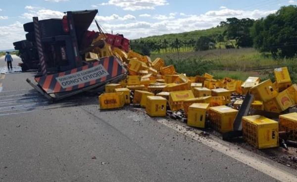 Caminhão carregado de cerveja tomba na BR-407 no Piauí.(Imagem:Cidadesnanet)